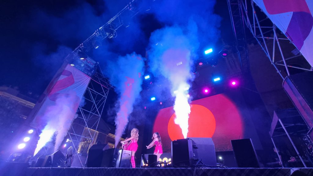 Valdepeñas hace un ‘Viaje a los 90’ con 5.000 personas en una multitudinaria fiesta remember