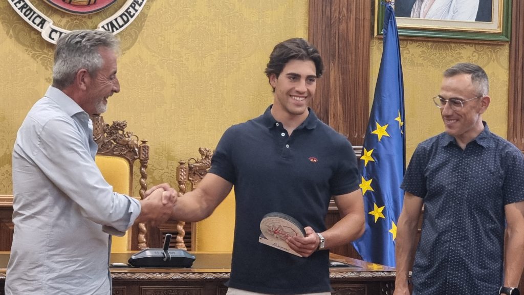 Martín recibe a Adrián Moreno, séptimo con la Selección de España en el Mundial sub 21 de kayak polo