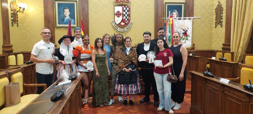 El Consistorio recibe a los grupos del XXXVIII Festival Folklórico Internacional ‘Ciudad del Vino’