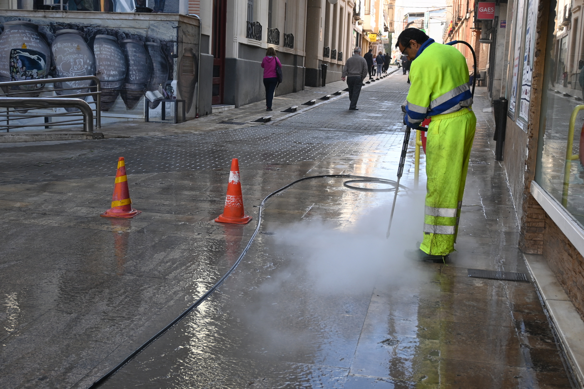 Valdepeñas incorpora un nuevo sistema de vapor a presión para la limpieza y  desinfección de calles
