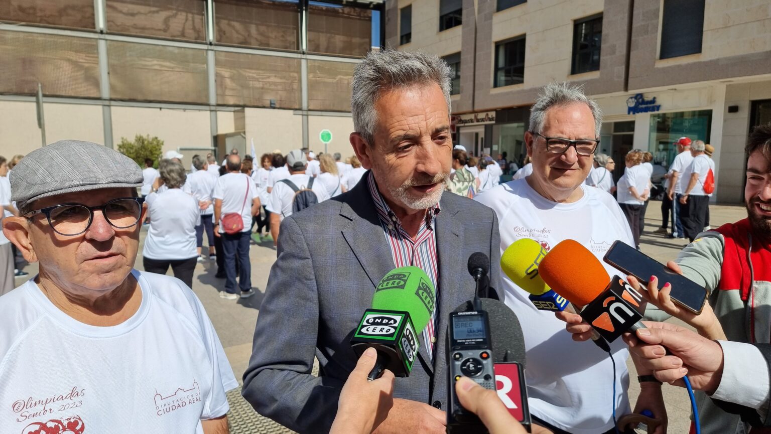 El alcalde de Valdepeñas acompaña a los mayores en la clausura de las ...
